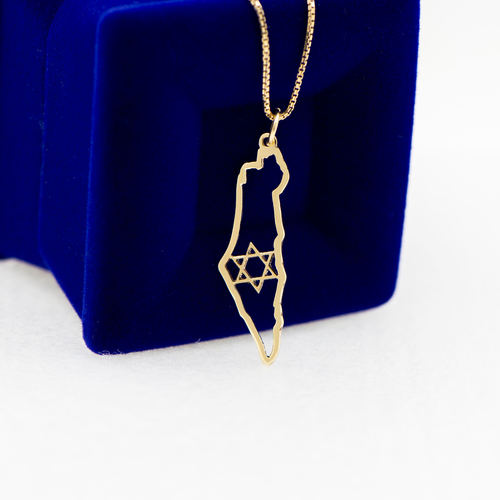 תליון זהב מפת ישראל עם מגן דוד על רקע קופסה כחולה. תכשיט זהב, שרשרת, ארץ ישראל