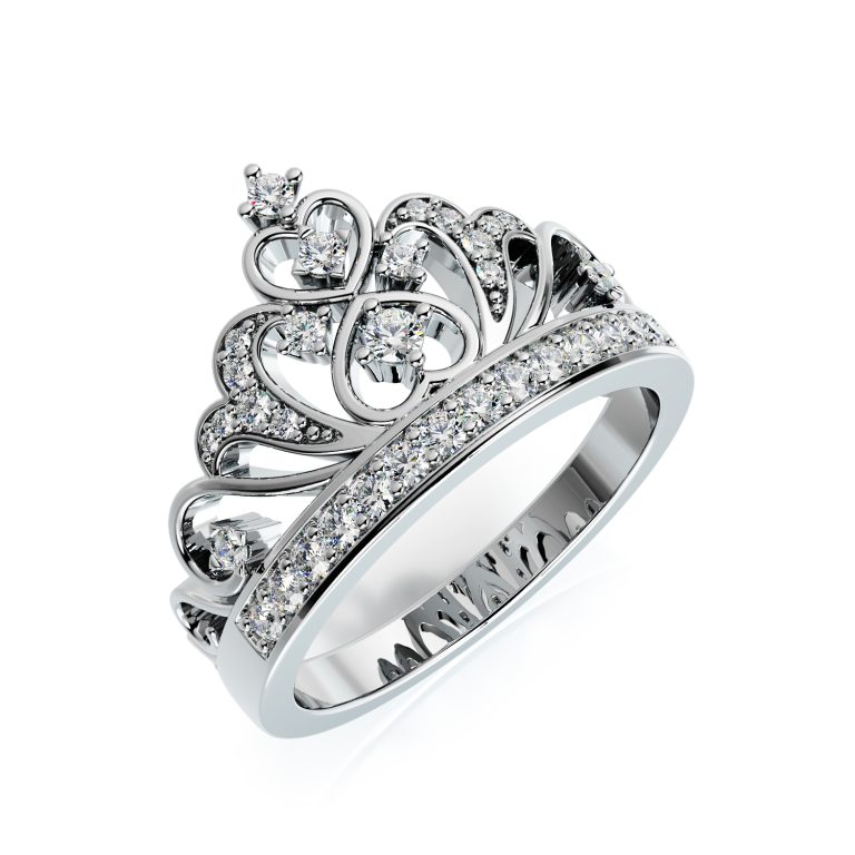 טבעת כסף נוצצת בעיצוב כתר, משובצת יהלומים קטנים וגדלים.