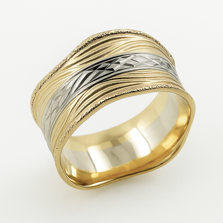 טבעת נישואין זהב צהוב ולבן, דוגמה גלית עם טקסטורות גיאומטריות.