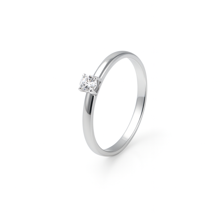 טבעת אירוסין כסף מבריק עם יהלום בודד על רקע לבן, תכשיט יוקרתי.